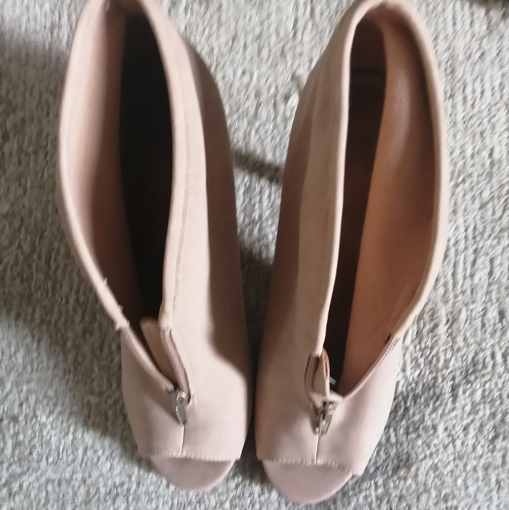 Peek-a-boo heels - Picture 2 of 4